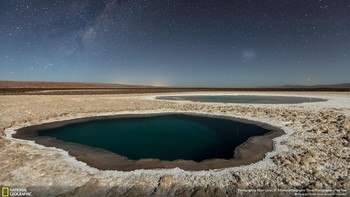 Atacama Desert adalah gurun yang paling kering di dunia. Fotografer Victor Lima melakukan petualangannya disana dan mengabadikan foto kondisi di malam hari, hasilnya pun mengagumkan dan mendapatkan juara ketiga di kategori Nature.  Foto: National Geographic Traveller 2016