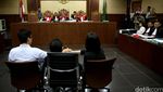 Ayahanda Mirna Bersaksi Dalam Kasus Jessica