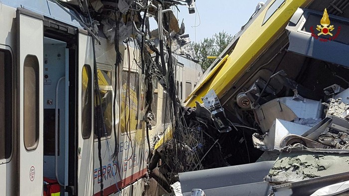 2 Kereta Penumpang Adu Banteng di Italia, 11 Orang Tewas