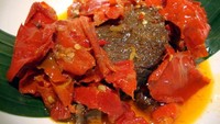 Dendeng batokok tampil menggoda selera dengan sambal merah yang ditumbuk kasar. Potongan daging dendeng diiris tipis, sekilas tampilannya sangat mirip dengan dendeng batokok yang asli. Foto: detikFood