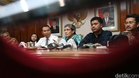 Komisioner KPU Arief Budiman, Ida Budiati, Sigit Pamungkas, Plt Ketua KPU Hadar Nafis Gumay, Juri Ardiantoro dan Ferry Rizki Kurniansyah memberikan keterangan pers usai rapat pleno di Kantor KPU Pusat, Jakarta, Selasa (12/7/2016).