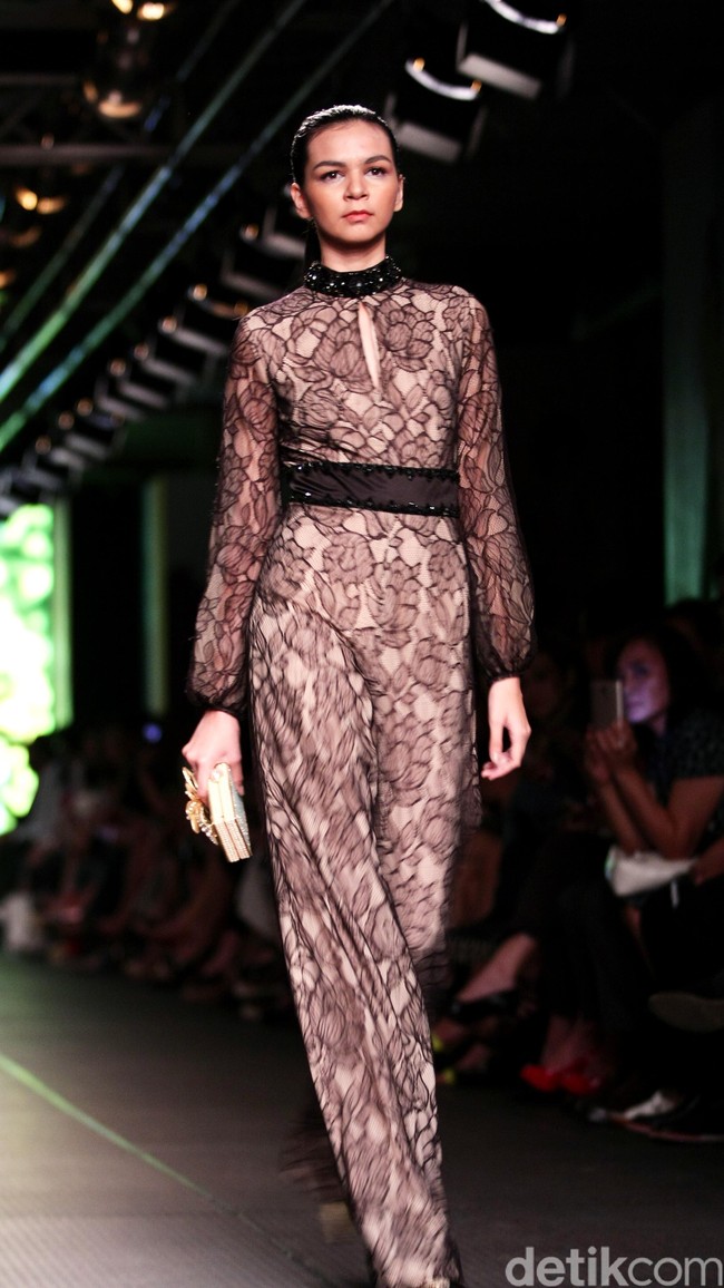 Sebastian Red by Sebastian Gunawan Plaza Indonesia Fashion Week 2016 at Plaza Indonesia. Thamrin. Jakarta. [Foto: Mohammad Abduh/Wolipop]