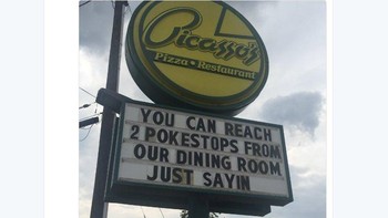 Ada restoran yang berpromosi bahwa di dekat lokasinya ada dua Pokestops, tempat gamer mengumpulkan persediaan virtual untuk ngegame. Foto: Istimewa