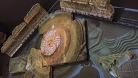 Gambar kepala Gideon yang diyakini menjadi sumber kekuatan Dewi Sulis. Relief kuno dipadu dengan teknologi proyektor untuk memudahkan turis menikmatinya (Ichsan/detikTravel)