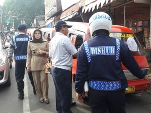 Angkot yang Hobi Ngetem di Jagakarsa ini Ditilang Sampai Diderek Dishub Jaksel