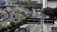 Suasana lengang ini membuat para pekerja di ibukota dapat tiba ke kantor dalam waktu yang lebih cepat dari biasanya.
