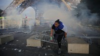 Pengelola Menara Eiffel menyebut menara ternama itu ditutup dengan alasan keamanan setelah bentrokan yang diwarnai aksi pembakaran terjadi di dekat lokasi wisata itu pada Minggu (10/7) malam waktu setempat. REUTERS/Stephane Mahe.