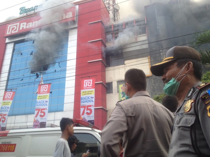 Penampakan Api dan Asap Tebal di Ramayana Medan Imbas Kebakaran Pasar Aksara