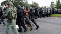 Foto itu dijepret oleh wartawan foto Reuters, Jonathan Bachman. Publik memuji dan menyebut foto itu memiliki pesan yang kuat dalam memprotes kebrutalan polisi. Jonathan Bachman/Reuters/detikFoto.