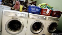 Selama libur dan Lebaran jasa pencucian pakaian di Kota Bekasi, mengalami peningkatan omset hingga dua kali lipat.