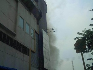 Pasar Aksara Medan Terbakar, Asap Tebal Merembet ke Mal