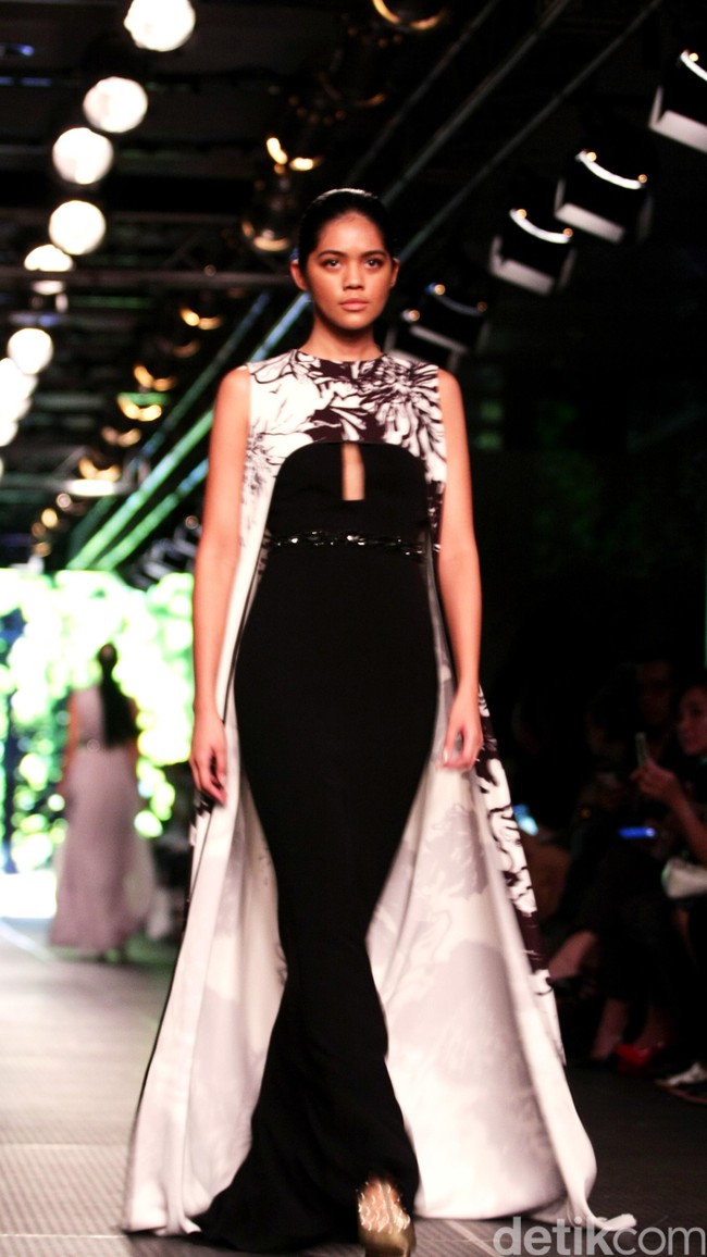 Sebastian Red by Sebastian Gunawan Plaza Indonesia Fashion Week 2016 at Plaza Indonesia. Thamrin. Jakarta. [Foto: Mohammad Abduh/Wolipop]