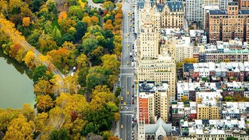 Sebagai hadiah ulang tahunnya, fotografer Kathleen Dolmatch mendapatkan kesempatan menaiki helikopter. Tak menyiakan kesempatan ia mengabadikan potret tata kota central park, Manhattan, New York, Amerika Serikat perbedaan yang mencolok di bagian sebelah kanan tertata gedung-gedung pencakar langit, dan kiri taman pepohonan. Foto: National Geographic Traveller 2016