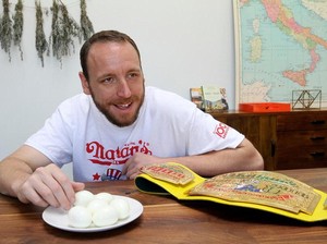 Ini Rahasia Makan Pizza dan Hot Dog dari Jawara Makan Profesional