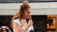 J.Lo menampilkan single terbarunya, Love Make the World Go Round secara langsung di depan korban selamat dan keluarga korban penembakan itu di acara yang digelar Today Show. Jamie McCarthy/Getty Images/detikFoto.
