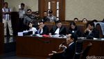 Ayahanda Mirna Bersaksi Dalam Kasus Jessica