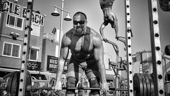 Potret binagarawan saat mengangkat barbel besi di Muscle Beach Gym di Venice Beach, California. Karya fotografer Dotan Saguy. Fotonya mendapatkan Honorable Mention kategori People. Foto: National Geographic Traveller 2016