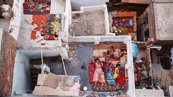Jepretan karya fotografer Yasmin Mund meraih juara kedua di kategori People dengan potret kehidupan di Varanasi, India yang diberi judul Rooftop Dreams, Varanasi. Ia mengabadikan sebuah rumah tinggal tanpa atap yang tampak di dalamnya ada seorang ibu dan anak-anknya, serta terlihat juga monyet berkeliaran. Foto: National Geographic Traveller 2016