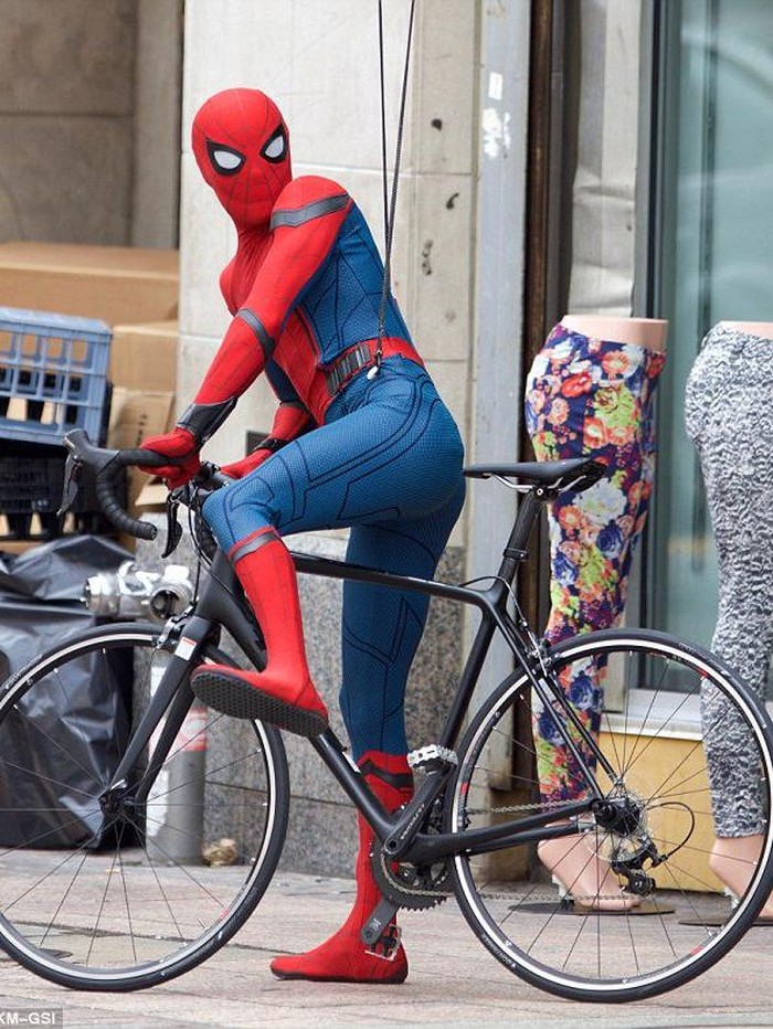 Melihat Spider-Man Naik Sepeda di Jalanan Atlanta