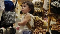 Gempita Nora Marten terlihat menggemaskan saat bergaya dengan tas jerapah. (Instagram/gadiiing)