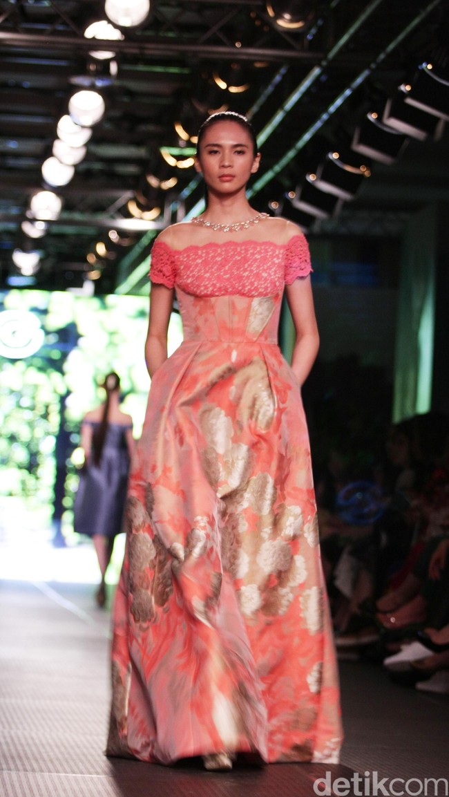 Sebastian Red by Sebastian Gunawan Plaza Indonesia Fashion Week 2016 at Plaza Indonesia. Thamrin. Jakarta. [Foto: Mohammad Abduh/Wolipop]