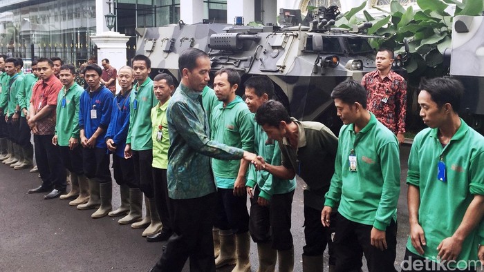 Presiden Jokowi Temui Pegawai Taman dan Kebersihan di Istana Bogor