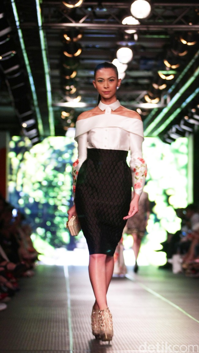 Sebastian Red by Sebastian Gunawan Plaza Indonesia Fashion Week 2016 at Plaza Indonesia. Thamrin. Jakarta. [Foto: Mohammad Abduh/Wolipop]