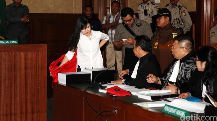 Ini Daftar Bantahan Jessica Terhadap Keterangan Ayah Mirna