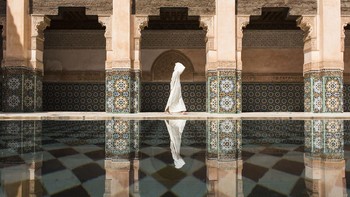 Sebuah foto refleksi yang diambil di Marrakesh, Maroko karya fotografer Takashi Nakagawa. Foto yang berjudul Ben Youssef menjadi pemenang pertama di kategori Cities. Foto: National Geographic Traveller 2016