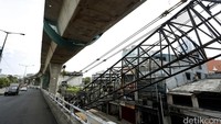 Pembangunan jalan layang ini belum kembali dilanjutkan meski libur Idul Fitri telah selesai.
