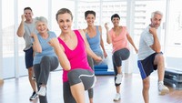 Ikutkan diri Anda untuk kelas tari Zumba atau Kpop jika Anda menginginkannya. Latihan seperti dance yang menyenangkan akan meningkatkan suasana hati Anda, plus Anda akan membakar kalori yang banyak pada waktu yang bersamaan. Foto: Thinkstock