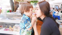 Ibu dan anak itu juga menikmati es krim. (Instagram/inijedar)