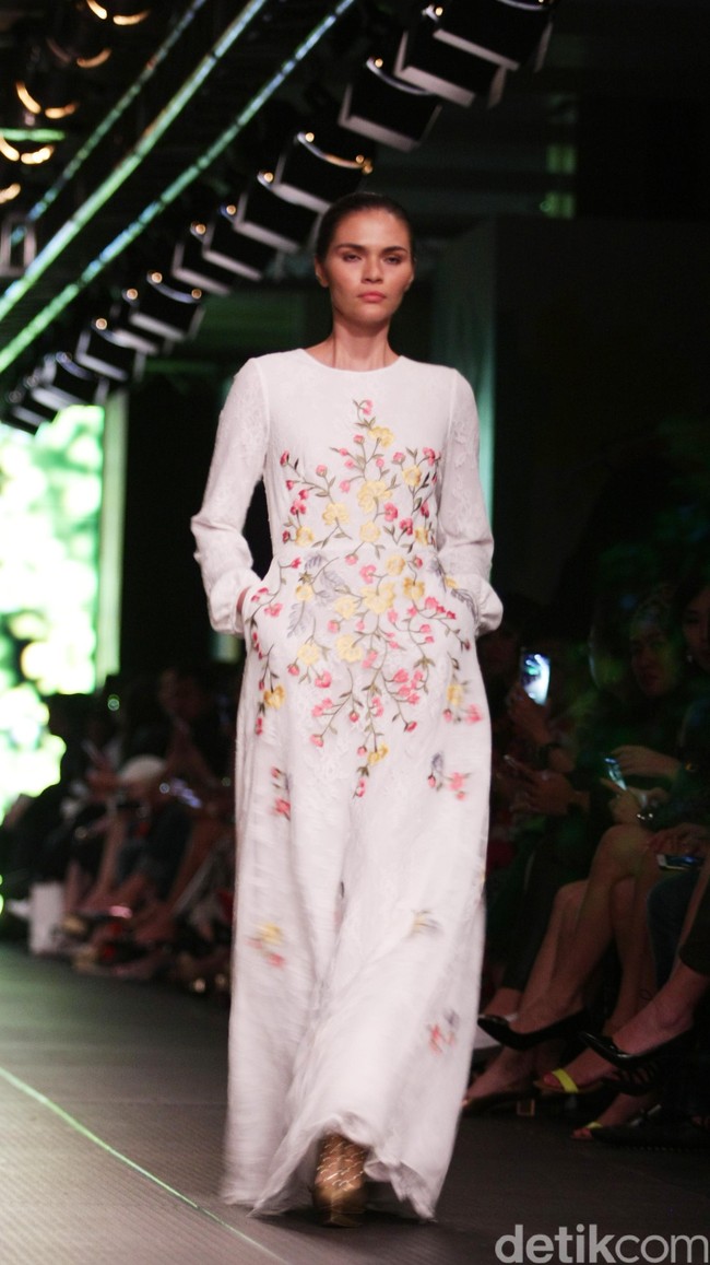 Sebastian Red by Sebastian Gunawan Plaza Indonesia Fashion Week 2016 at Plaza Indonesia. Thamrin. Jakarta. [Foto: Mohammad Abduh/Wolipop]