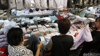 Perlengkapan sekolah mulai dari seragam hingga alat tulis diburu warga.