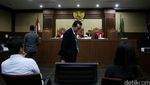 Ayahanda Mirna Bersaksi Dalam Kasus Jessica