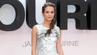 Bintang film The Danish Girl itu mengenakan dress silver mengkilau yang memiliki belahan kaki tinggi sepaha. Chris Jackson/Getty Images/detikFoto.