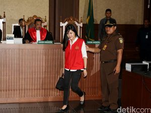 Terus Menunduk, Tak Ada Senyuman Jessica di Sidang Tuntutan