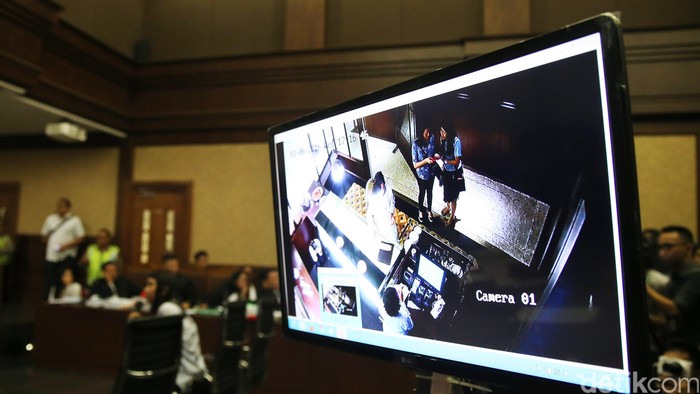 Rekaman 3 CCTV yang Diputar Berisi Kedatangan Mirna Hingga Dibawa Keluar Kafe