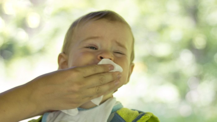 Jangan Keliru! Ini Bedanya Gumoh dan Muntah pada Bayi