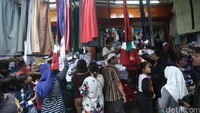 Para orang tua yang mengajak putra putrinya memilih seragam sekolah.