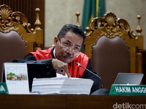 Hakim Binsar Tanya Psikolog Soal Gerakan Mencurigakan Jessica di Kafe Olivier