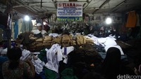 Seragam sekolah mulai dari SD, SMP, dan SMU diburu pembeli.