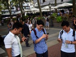 Penampakan Orang Keranjingan Berburu Pokemon