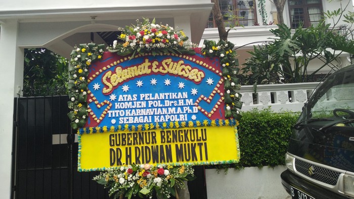 Karangan Bunga Berdatangan ke Rumah Komjen Tito Jelang Pelantikan Jadi Kapolri