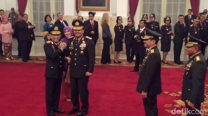 Lihat Jenderal Tito dan Komjen BG Bersalaman, Para Petinggi Polri Tepuk Tangan