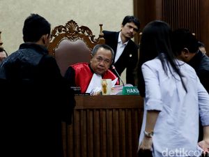 Jaksa Tunjukkan Sisa Kopi Mirna ke Hani dan Jessica di Depan Hakim