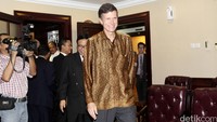 Dubes AS Robert Blake berjalan sambil melampar senyuman saat tiba di ruang pertemuan Ketua DPD.