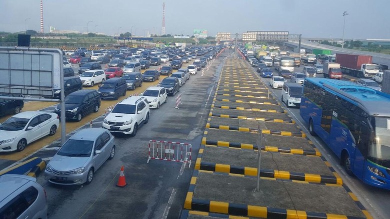 Jelang Long Weekend, Tol Arah Bandara Padat Jelang Long Weekend, Tol Arah Bandara Padat