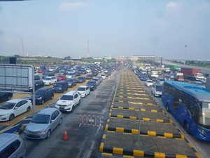 Cikampek Arah Jakarta Macet 43 Kilometer, Gerbang Tol Cikarang Utama Padat