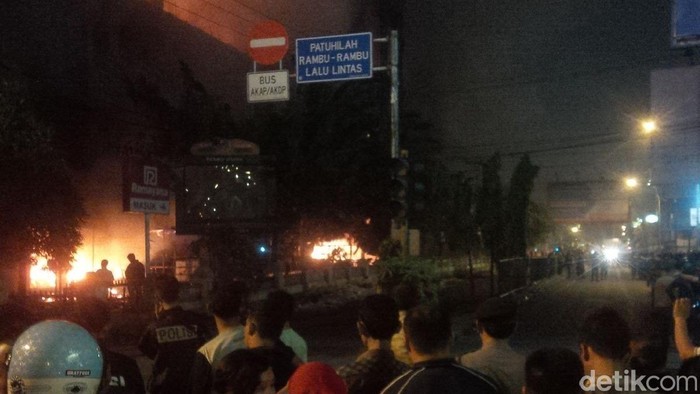 Api di Pasar Aksara Medan Terus Berkobar, Sebagian Jalan Ditutup dan Dialihkan